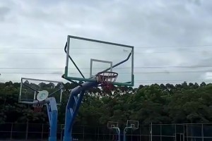 卧槽，炸裂啊！在野球场能这样扣篮，都是民间超级大神吧🤯