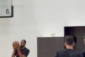 G2能否复出？KD右膝贴满护具进行投篮训练，看动作感觉好很多了